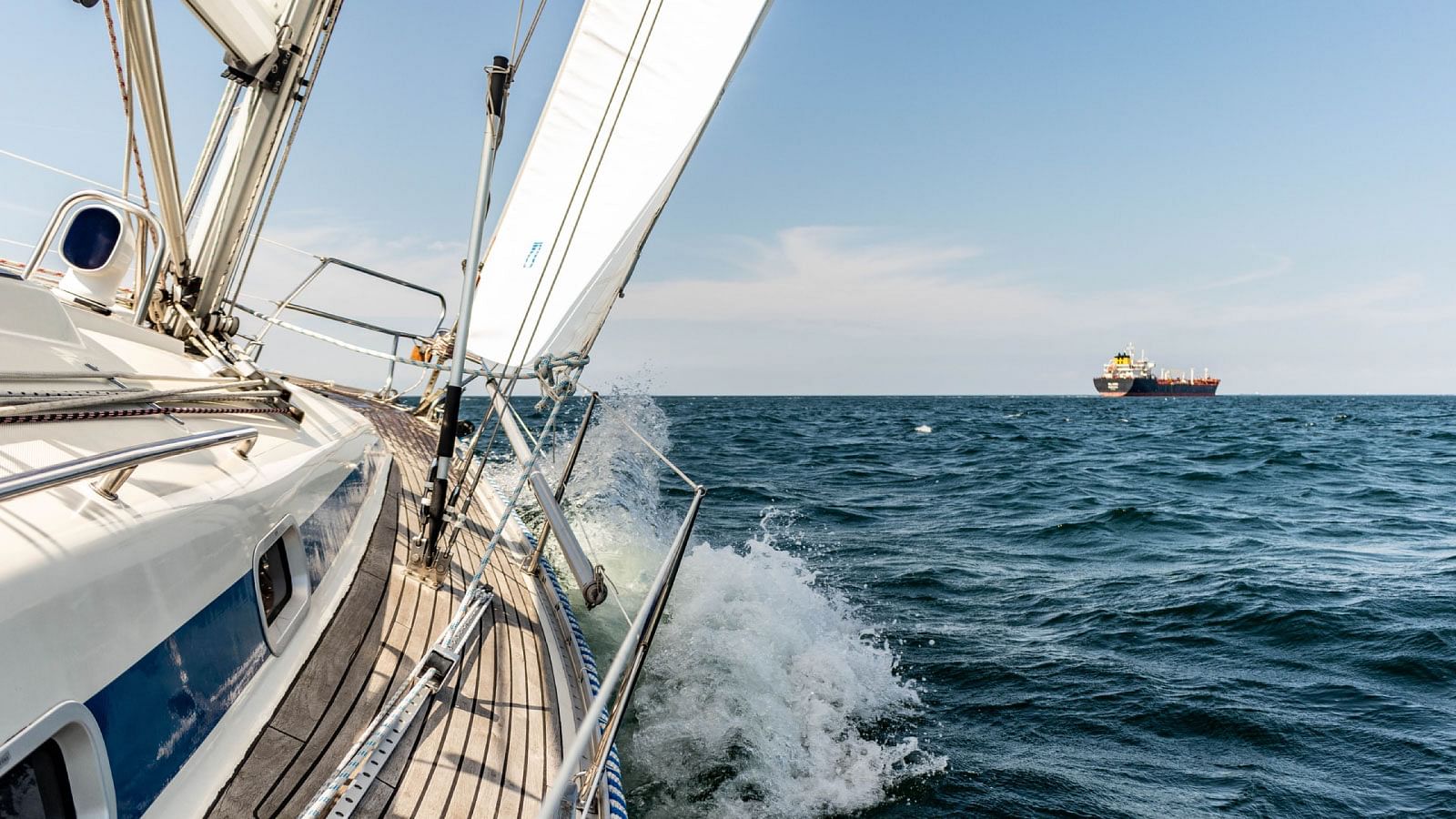 Boat activities on Cote d'Azur - boat charters - yacht rental - hire catamaran - rental boats - motorboat - FranceRent