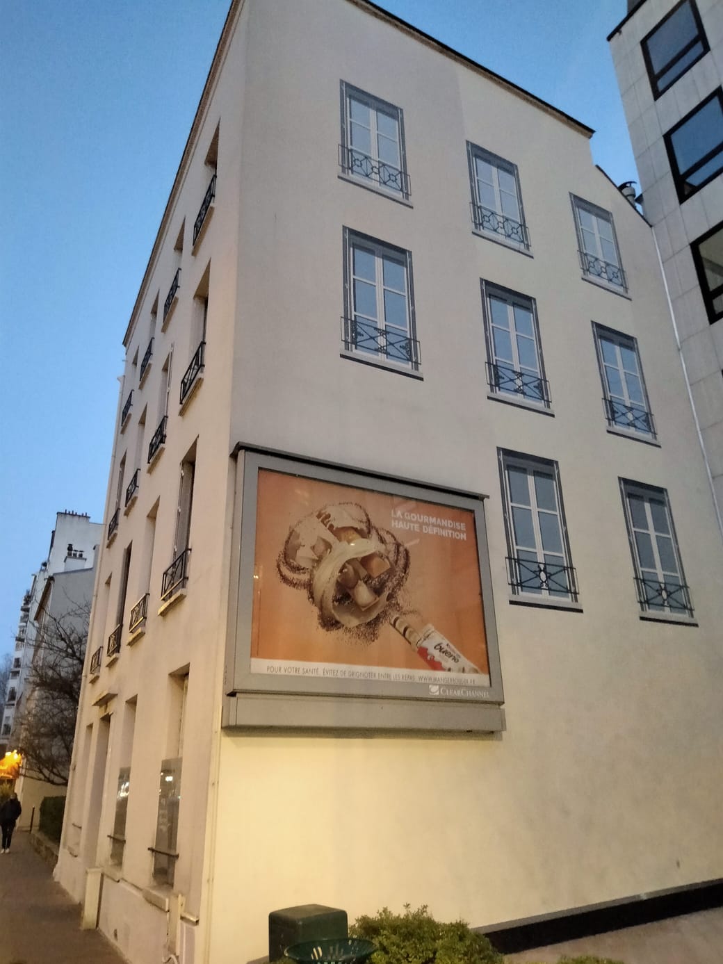 Discover the Captivating Trompe l'Oeil of Le L in Neuilly-sur-Seine •  FranceRent, image size:1040x1387
