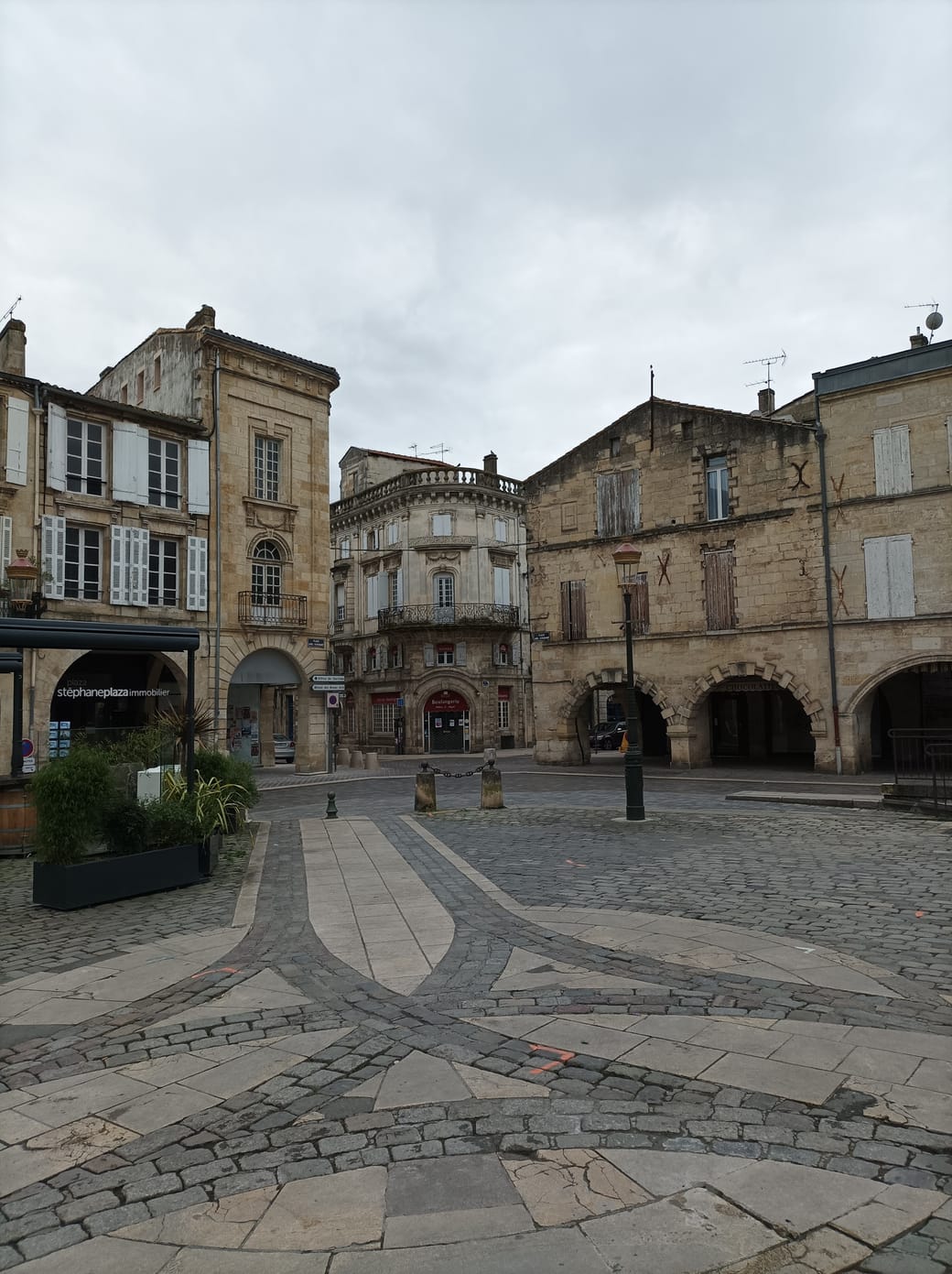 Discover Place Abel Surchamp in Libourne, France • FranceRent, image size:1040x1391