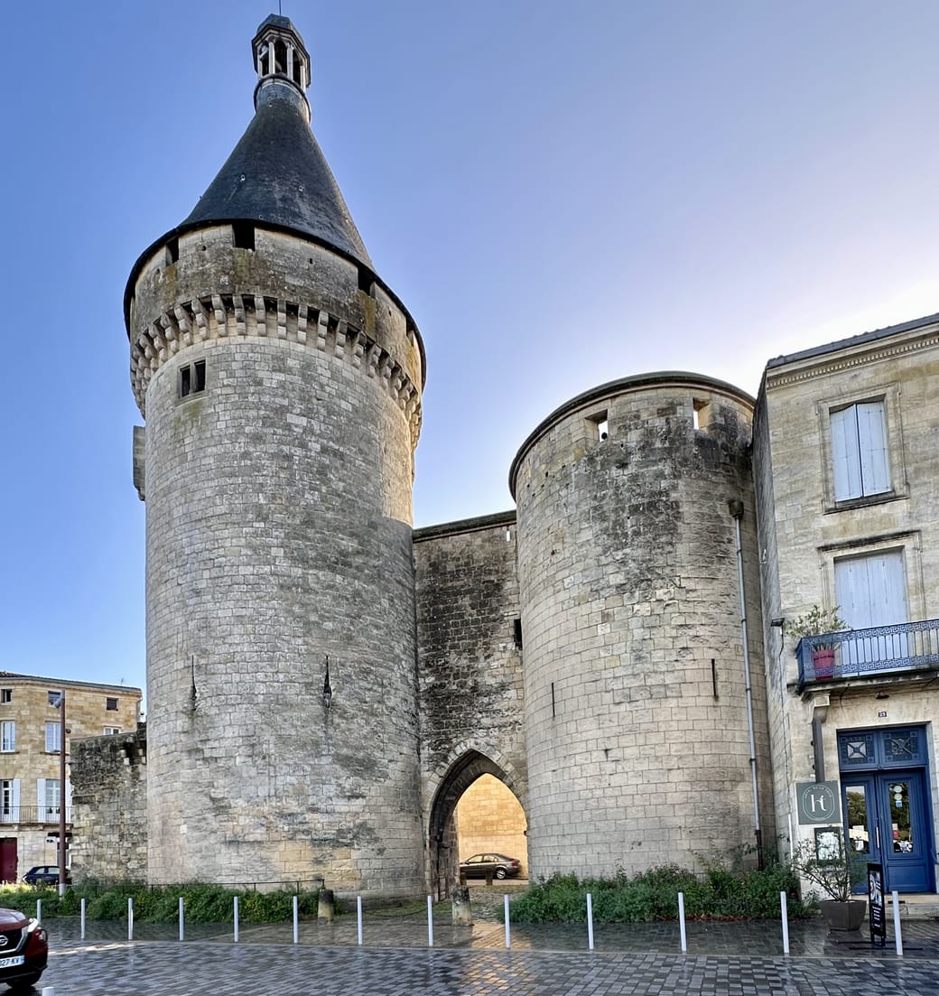 Discovering the Charm of Ponton des deux tours in Libourne • FranceRent, image size:1040x1103